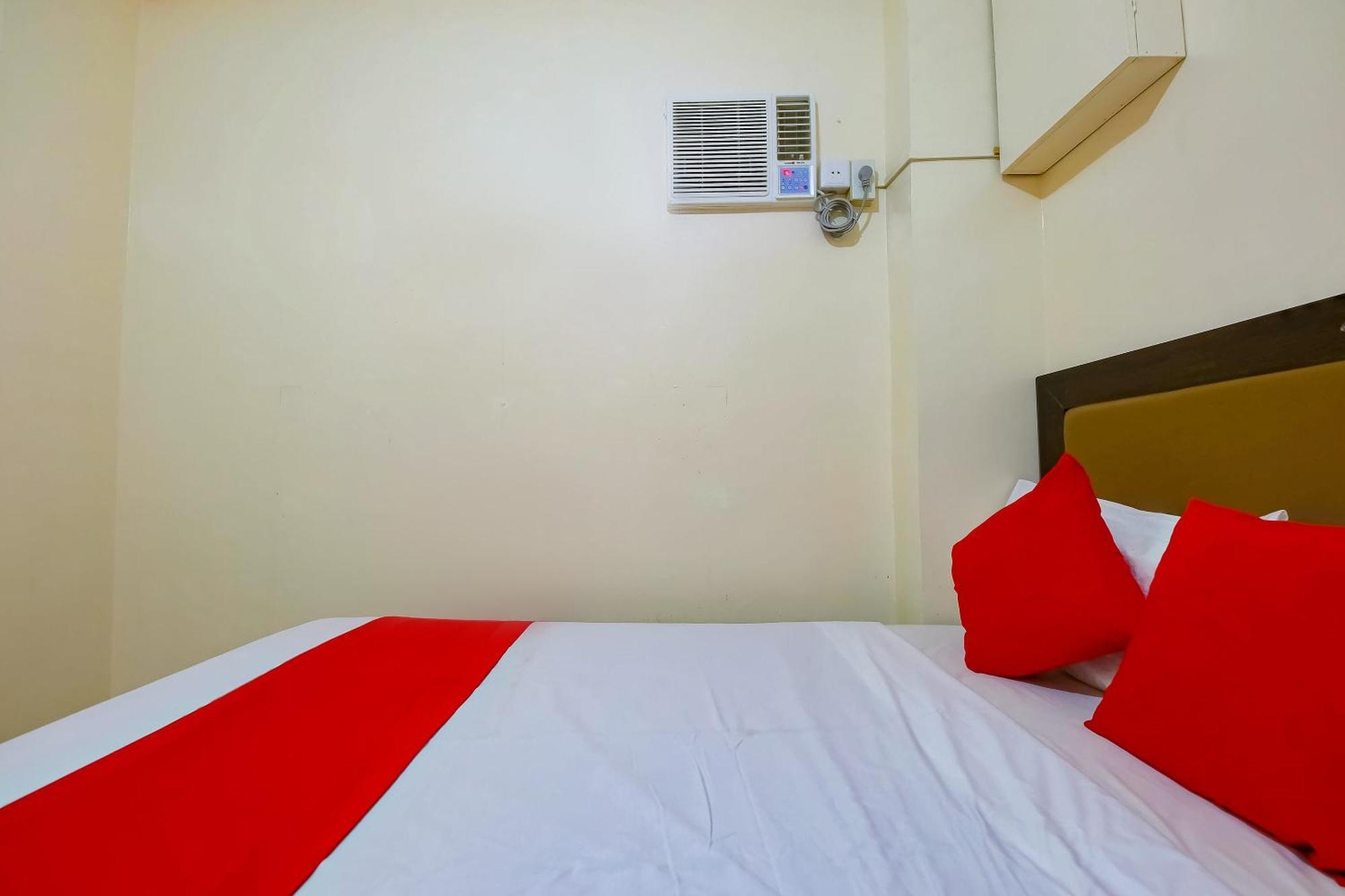 Oyo 431 Apollo 11 Apartelle Pasay Buitenkant foto